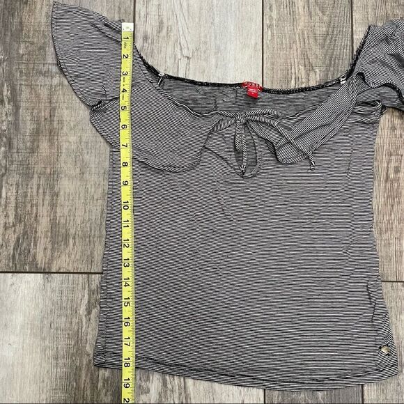 Guess Sandrine Off Shoulder Black and White Striped Ruffled Keyhole Blouse Sz S - Picture 12 of 13